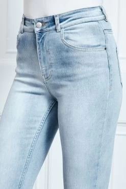 Light Wash Perfect Skinny Jeans -Classic Fashion Clothing Store s10 s20bd002dm ss19or01we 054